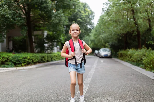 Skolebarn Etter Endt Coronavirus Pandemi Utbrudd Blond Jente Som Går – stockfoto