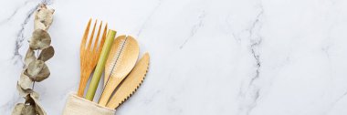 Beyaz mermer arka planda çevre dostu bambu çatal bıçak seti. Sürdürülebilir yaşam tarzı. Plastiksiz konsept. Düz yatış, üst görünüm, model.