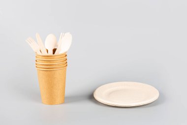 Gri arka planda yiyecek için kağıt kaplar. Yemek dağıtım servisi. Coronavirus covid-19 salgını sırasında yiyecekleri almak, boş karton karton paket. Kopya alanı olan uzun web afişi. Yüksek kalite fotoğraf