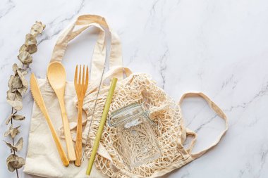 Beyaz mermer arka planda çevre dostu bambu çatal bıçak seti. Sürdürülebilir yaşam tarzı. Plastiksiz konsept. Düz yatış, üst görünüm, model.