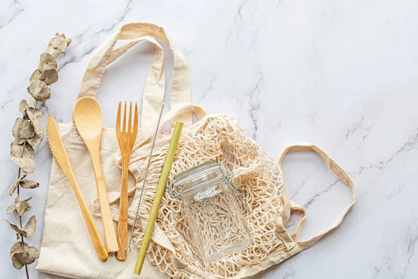 Beyaz mermer arka planda çevre dostu bambu çatal bıçak seti. Sürdürülebilir yaşam tarzı. Plastiksiz konsept. Düz yatış, üst görünüm, model.