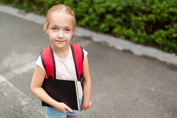 School Kind Einde Coronavirus Pandemie Uitbraak Blond Meisje Gaat Terug — Stockfoto