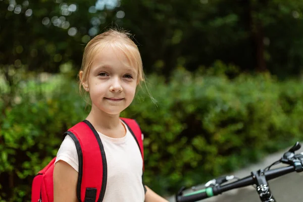 School Kind Einde Coronavirus Pandemie Uitbraak Blond Meisje Gaat Terug — Stockfoto