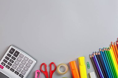 Mesaj için yer olan okula geri dön. Okul malzemelerinin toplanması parlak bir düz stil. Eğitici bir kavram. Boşluğu, maketi, şablonu kopyala