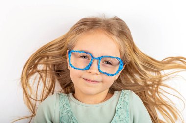 Beyaz arka planda 3D plastik gözlüklü tatlı sarışın kız. Fotokopi alanı, maketi, şablonu olan pankart. Covid-19 koronavirüs pandemik karantinasından sonra okula döndüm. Yüksek kalite fotoğraf