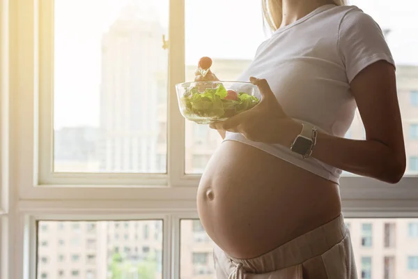 Gelukkige Jonge Zwangere Vrouw Die Thuis Groentesalade Eet Gezonde Voeding — Stockfoto