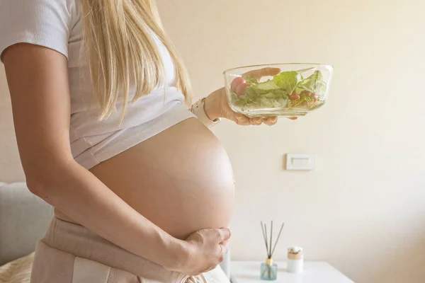 Feliz Joven Embarazada Comiendo Ensalada Verduras Casa Concepto Nutrición Saludable —  Fotos de Stock