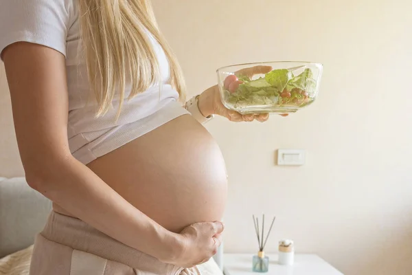 Glad Ung Gravid Kvinna Äter Grönsakssallad Hemma Hälsosam Kost Och — Stockfoto