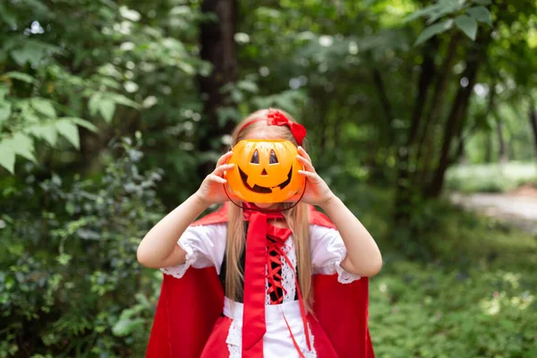 Dziewczynka Czerwonym Kapeluszu Parku Wesołego Halloween Wysokiej Jakości Zdjęcie — Zdjęcie stockowe
