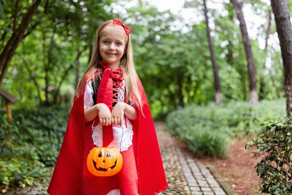 Dziewczynka Czerwonym Kapeluszu Parku Wesołego Halloween Wysokiej Jakości Zdjęcie — Zdjęcie stockowe