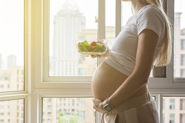 Szczęśliwa Młoda Ciężarna Kobieta Jedząca Sałatkę Warzywną Domu Zdrowe Odżywianie — Zdjęcie stockowe