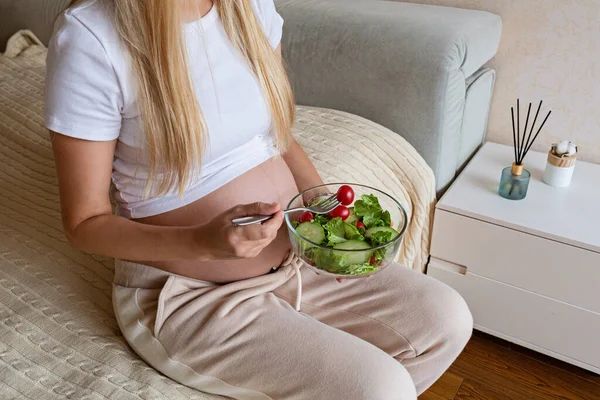 Gelukkige Jonge Zwangere Vrouw Die Thuis Groentesalade Eet Gezonde Voeding — Stockfoto