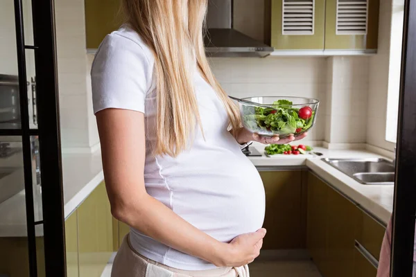 Glad Ung Gravid Kvinna Äter Grönsakssallad Hemma Hälsosam Kost Och — Stockfoto