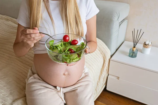 Szczęśliwa Młoda Ciężarna Kobieta Jedząca Sałatkę Warzywną Domu Zdrowe Odżywianie — Zdjęcie stockowe