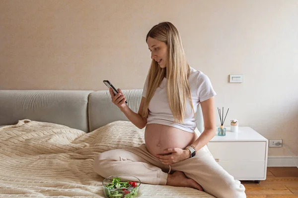 Lycklig Ung Gravid Kvinna Använder Mobiltelefon Hemma Covid Coronavirus Karantän — Stockfoto