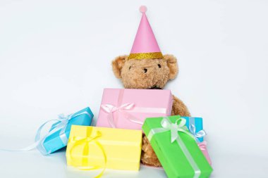 Doldurulmuş oyuncak oyuncak oyuncak, beyaz arka planda izole edilmiş hediye kutuları. Tatil, kutlama konsepti. Yüksek kalite fotoğraf