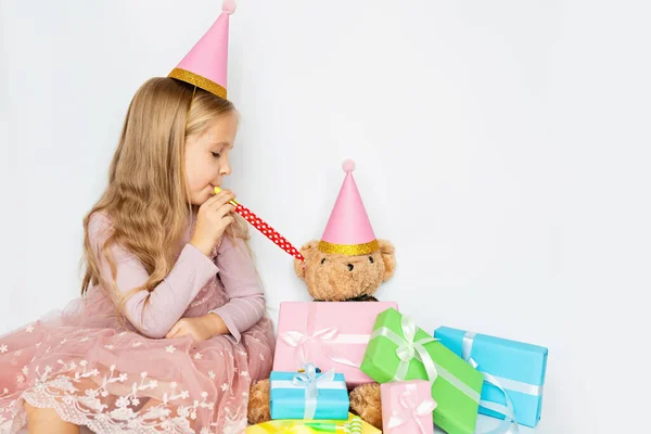 Glückliches Kind Das Boxtag Ein Geschenk Erhält Kleines Mädchen Lächelt — Stockfoto