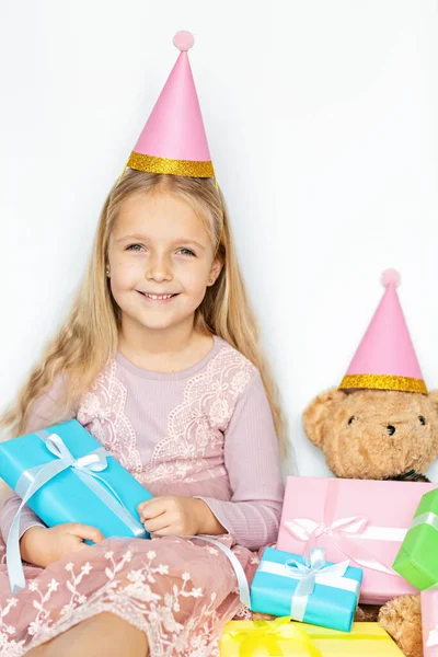 Glückliches Kind Das Boxtag Ein Geschenk Erhält Kleines Mädchen Lächelt — Stockfoto