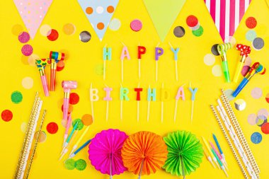 Sarı arka planda doğum günü dekoru, üst manzara. Düz yatış stili. Yapılandır, kopyalama alanı olan şablon