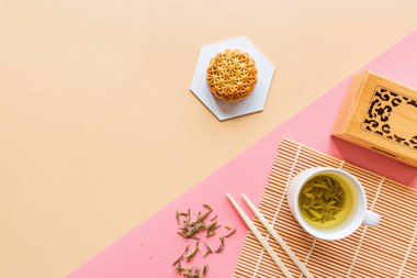 Çin Festivali tatlısı, Sonbahar Festivali ortası Ay Festivali pastası yeşil çay ve çubuklarla renklendirilmiş. Üst görünüm, kopyalama alanı, modelleme, genel görünüş, şablon