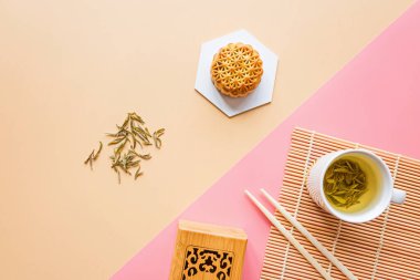Çin Festivali tatlısı, Sonbahar Festivali ortası Ay Festivali pastası yeşil çay ve çubuklarla renklendirilmiş. Üst görünüm, kopyalama alanı, modelleme, genel görünüş, şablon