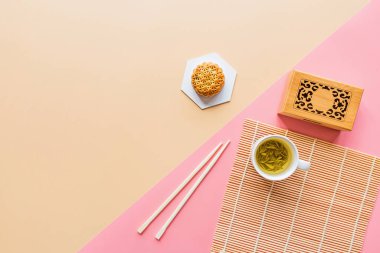 Çin Festivali tatlısı, Sonbahar Festivali ortası Ay Festivali pastası yeşil çay ve çubuklarla renklendirilmiş. Üst görünüm, kopyalama alanı, modelleme, genel görünüş, şablon