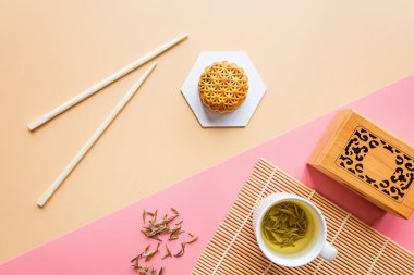 Çin Festivali tatlısı, Sonbahar Festivali ortası Ay Festivali pastası yeşil çay ve çubuklarla renklendirilmiş. Üst görünüm, kopyalama alanı, modelleme, genel görünüş, şablon