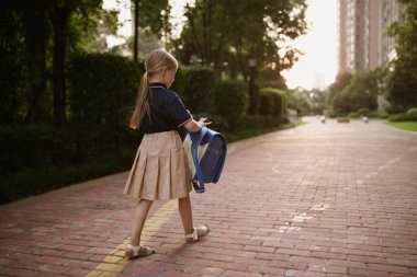 Okula dönelim. İlkokuldan küçük bir kız. Çocuk 1 Eylül 'de yeni şeyler öğreniyor. Yüksek kalite fotoğraf