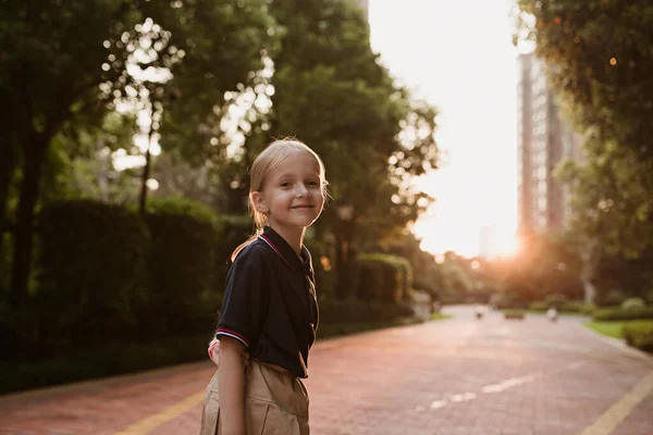 Volta Escola Menina Escola Primária Livre Miúdo Vai Aprender Coisas — Fotografia de Stock