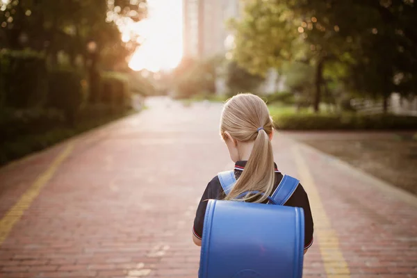 Terug Naar School Klein Meisje Van Basisschool Buiten Kind Gaat — Stockfoto