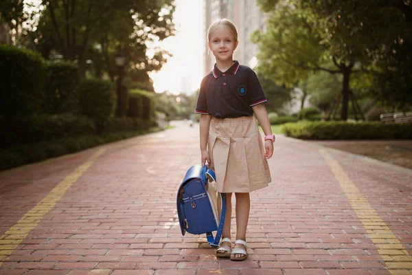 学校に戻る 屋外の小学生の女の子 子供は9月11日に新しいことを学ぶ 高品質の写真 — ストック写真