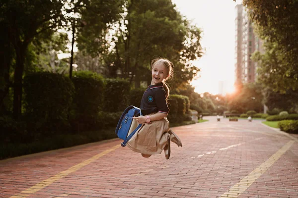 Okula Dönelim Lkokuldan Küçük Bir Kız Çocuk Eylül Yeni Şeyler — Stok fotoğraf