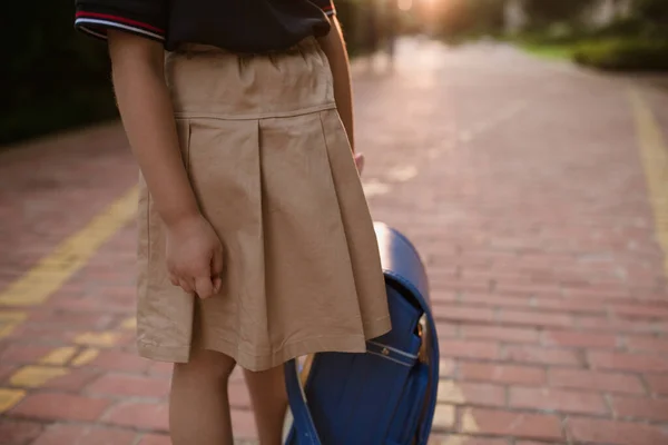 Terug Naar School Klein Meisje Van Basisschool Buiten Kind Gaat — Stockfoto