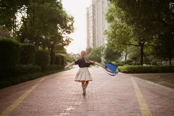 Retourne École Petite Fille École Élémentaire Plein Air Gamin Apprendre — Photo