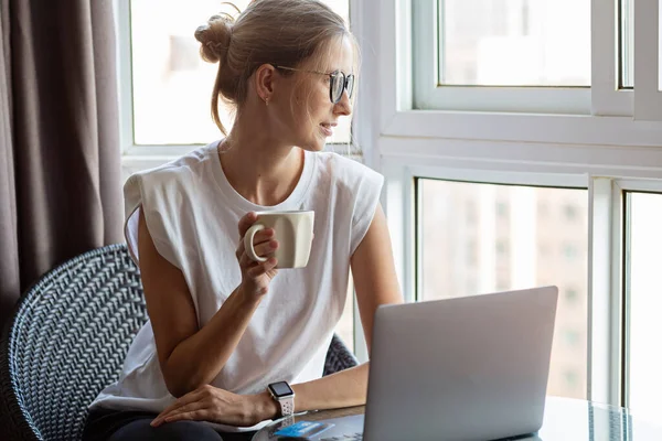 Mujer Joven Con Smartwatch Beber Café Caliente Uso Computadora Portátil — Foto de Stock