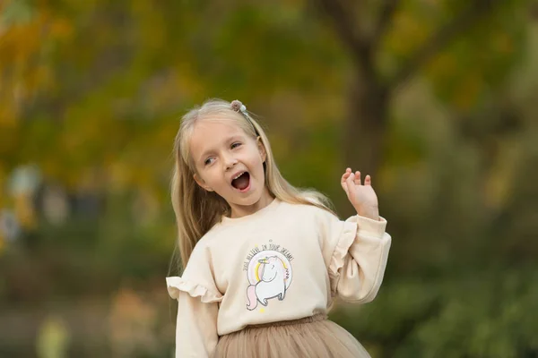 Cute Stylowa Dziewczynka Długimi Blond Włosami Spaceru Jesiennym Parku Jesienna — Zdjęcie stockowe