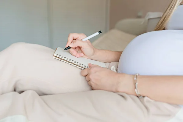 Ung Gravid Kvinna Packning Resväska För Moderskap Sjukhus Hemma Närbild — Stockfoto