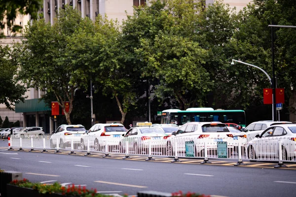 上下班高峰时间的城市街道 汽车在路上塞车 高质量的照片 — 图库照片