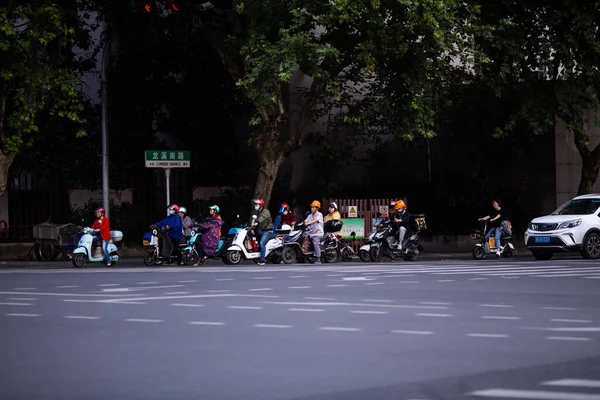 Huzhou, China 2020 28 de setembro: Scooters elétricos e carro rush hours city street. Carros em estrada em engarrafamento de tráfego em pedestres — Fotografia de Stock