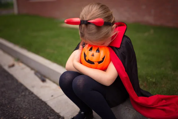 Dziewczynka Kostiumie Diabła Czerwonymi Rogami Zewnątrz Wesołego Halloween Wysokiej Jakości — Zdjęcie stockowe