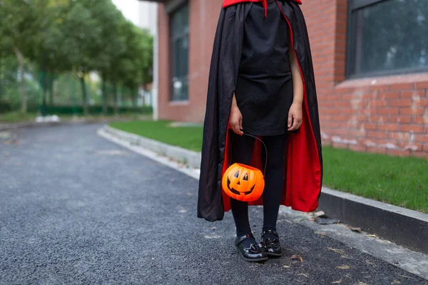 Niña Traje Diablo Con Cuernos Rojos Aire Libre Feliz Concepto —  Fotos de Stock