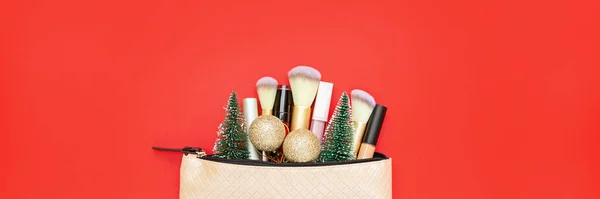 Makyaj Ürünleri Kırmızı Kağıtta Noel Dekoru Olan Düz Bir Kompozisyon — Stok fotoğraf