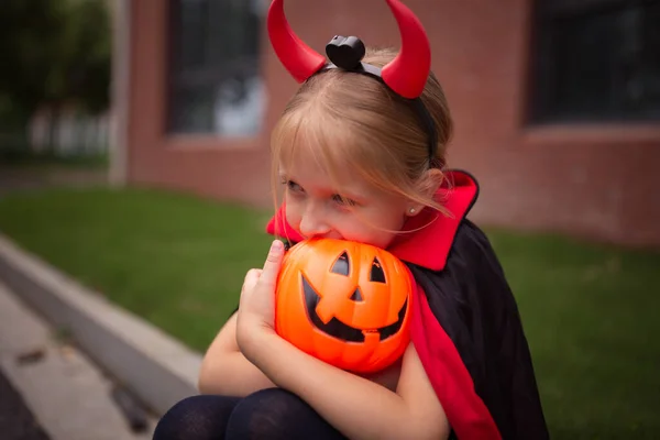 Dziewczynka Kostiumie Diabła Czerwonymi Rogami Zewnątrz Wesołego Halloween Wysokiej Jakości — Zdjęcie stockowe