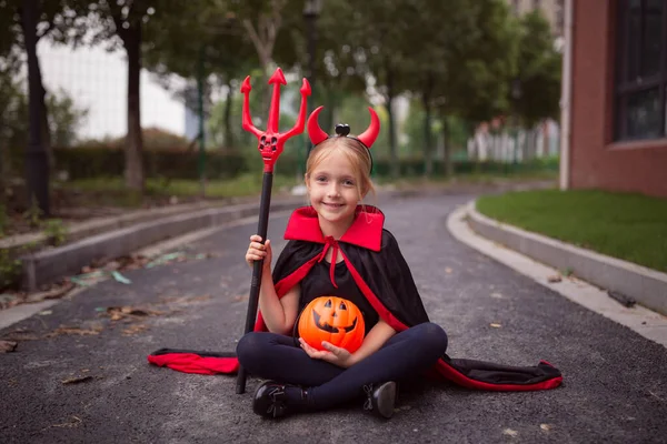 Dziewczynka Kostiumie Diabła Czerwonymi Rogami Zewnątrz Wesołego Halloween Wysokiej Jakości — Zdjęcie stockowe