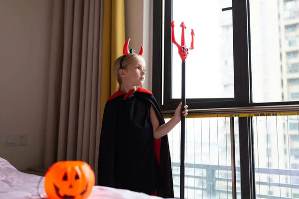 Mała Dziewczynka Kostiumie Diabła Czerwonymi Rogami Domu Wesołego Halloween Wysokiej — Zdjęcie stockowe