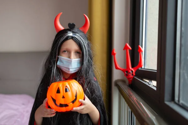 Evde Kötülük Kostümü Giymiş Şirin Küçük Bir Kızın Portresi Coronavirus — Stok fotoğraf