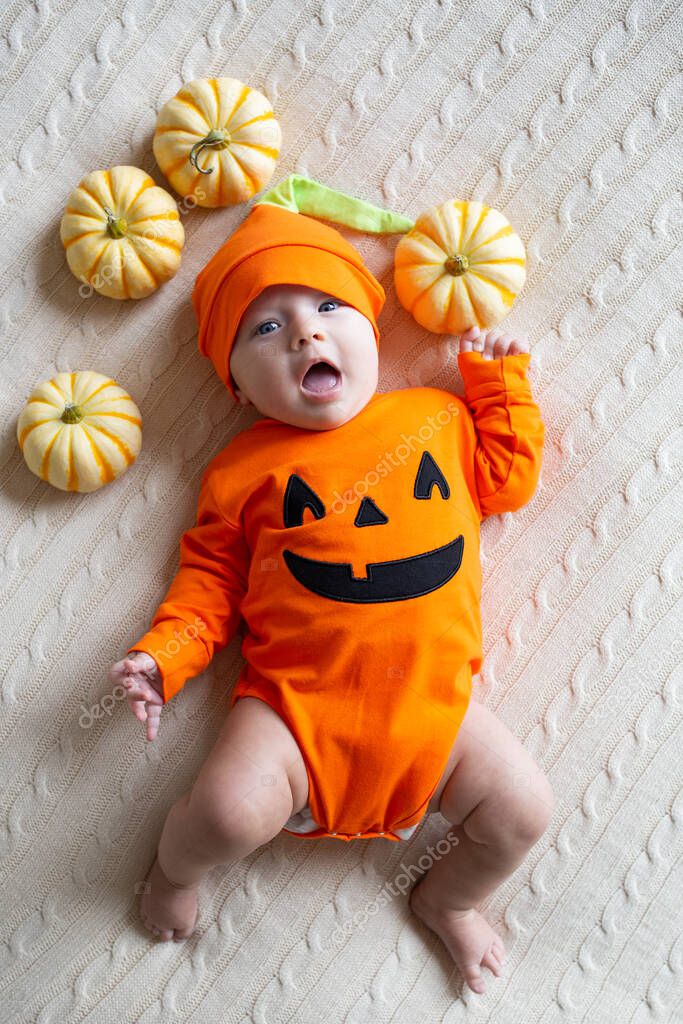 Traje De Calabaza Bebe Niño En Traje De Calabaza Y Calabaza Sobre
