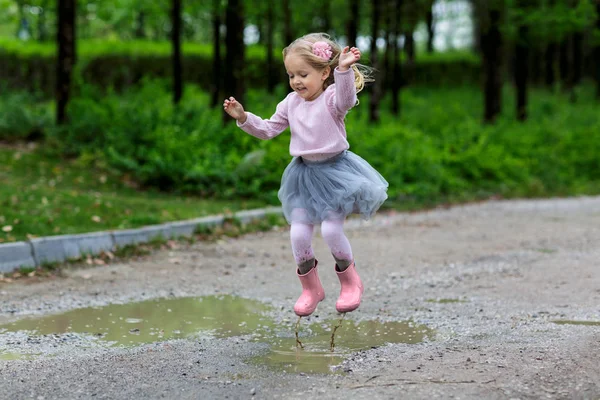 Enfant Jouant Dans La Flaque Les Enfants Sautent Sous La Pluie D Automne Fille Prescolaire Stock Photo Enfant Jouant Dans La Flaque Les Enfants Sautent Sous La Pluie D Automne Fille Prescolaire Stock Photo