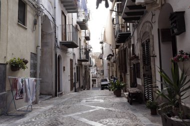 Cefalu, Palermo Eyaleti, Sicilya, İtalya - Dar sokak, balkonda kuru giysiler