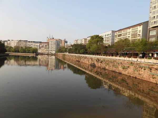 中国公園の川と橋に沿った回廊 — ストック写真